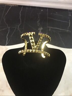 Fashion Jewelry Gold Statement Cuff with Pyramid Twist